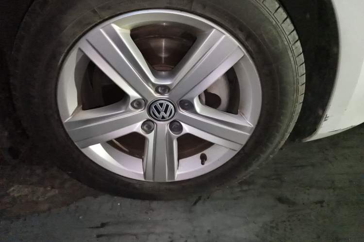 Used Volkswagen Golf 2017 1.6L Automatic Comfort Million-Vehicle Anniversary Edition Right Front Wheel Hub