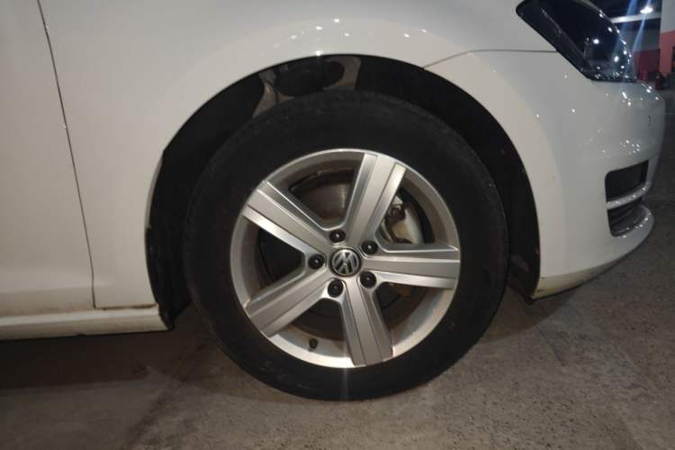 Used Volkswagen Golf 2017 230TSI Automatic Comfort Edition – Celebrating Milestone of One Million Units Right Front Wheel Hub