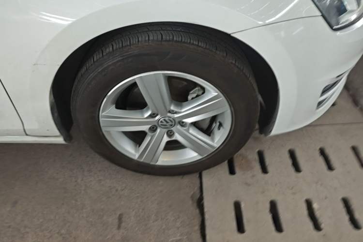 Used Volkswagen Golf 2017 230TSI Automatic Comfort Edition – Celebrating Milestone of One Million Units Right Front Wheel Hub