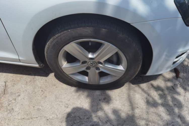 Used Volkswagen Golf 2017 1.6L Automatic Comfort Million-Vehicle Anniversary Edition Right Front Wheel Hub