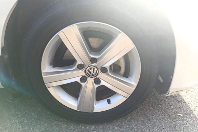 Used Volkswagen Golf 2017 230TSI Automatic Comfort Edition – Celebrating Milestone of One Million Units Right Front Wheel Hub