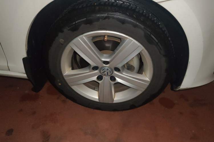 Used Volkswagen Golf 2017 1.6L Automatic Comfort Million-Vehicle Anniversary Edition Right Front Wheel Hub