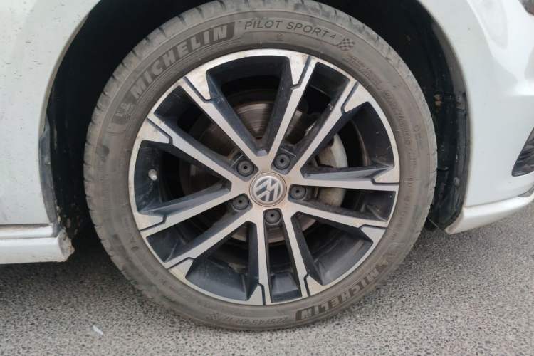 Used Volkswagen Golf 2017 280TSI Automatic R-Line Million-Vehicle Commemorative Edition Right Front Wheel Hub