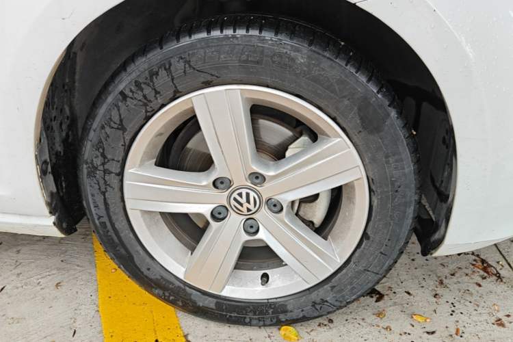 Used Volkswagen Golf 2017 1.6L Automatic Comfort Million-Vehicle Anniversary Edition Right Front Wheel Hub