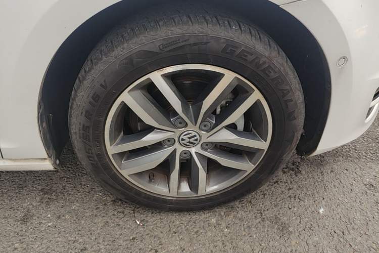 Used Volkswagen Golf 2017 230TSI Automatic Luxury Million-Vehicle Commemorative Edition Right Front Wheel Hub