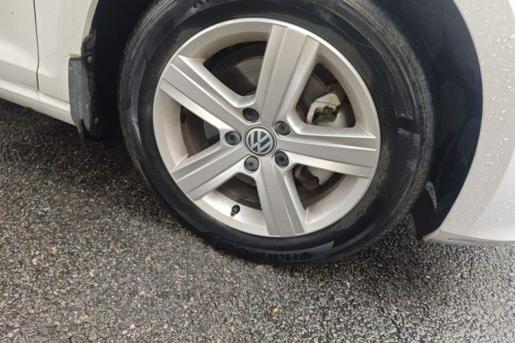 Used Volkswagen Golf 2017 230TSI Automatic Comfort Edition – Celebrating Milestone of One Million Units Right Front Wheel Hub