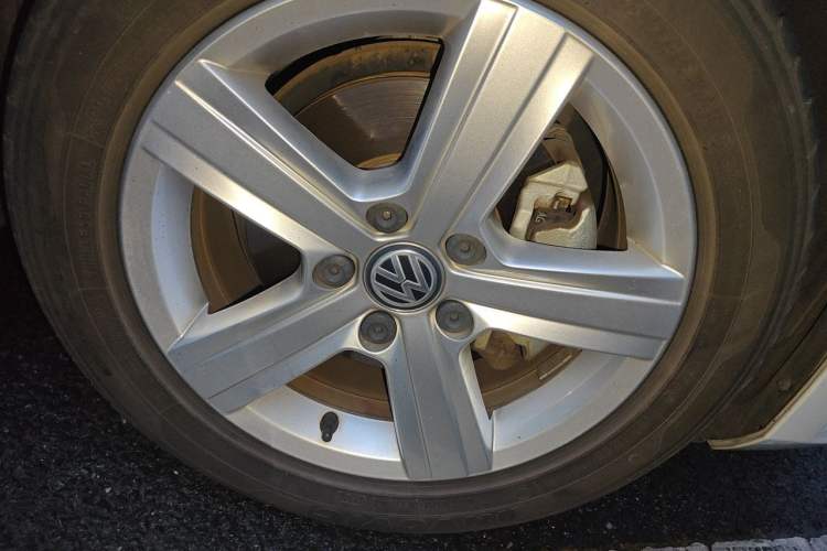 Used Volkswagen Golf 2017 230TSI Automatic Comfort Edition – Celebrating Milestone of One Million Units Right Front Wheel Hub
