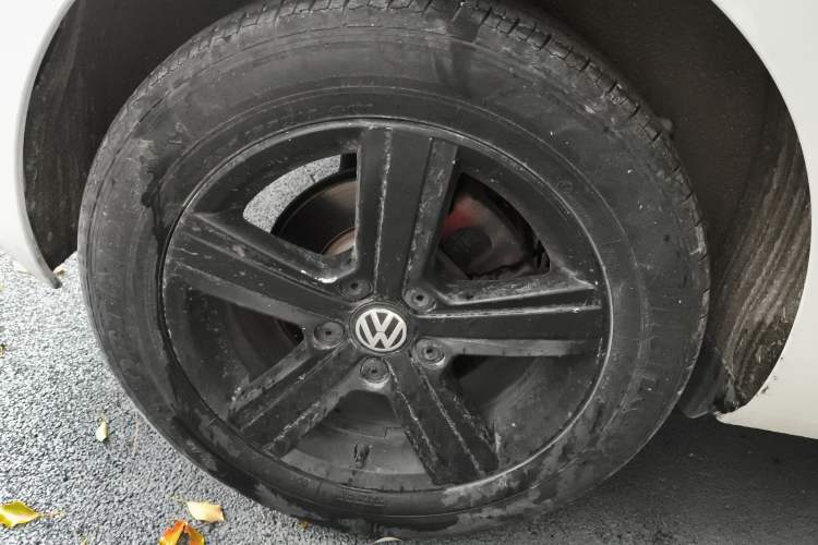 Used Volkswagen Golf 2017 1.6L Automatic Comfort Million-Vehicle Anniversary Edition Right Front Wheel Hub
