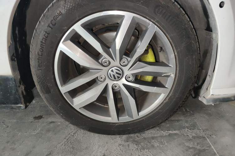 Used Volkswagen Golf 2017 230TSI Automatic Luxury Million-Vehicle Commemorative Edition Right Front Wheel Hub