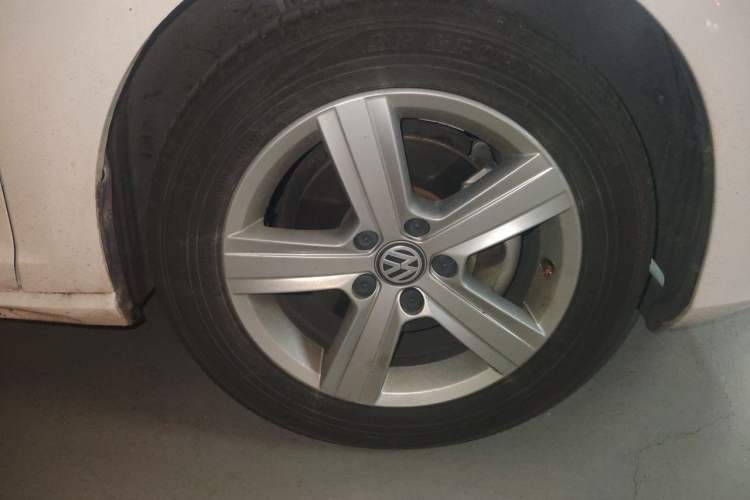Used Volkswagen Golf 2017 1.6L Automatic Comfort Million-Vehicle Anniversary Edition Right Front Wheel Hub