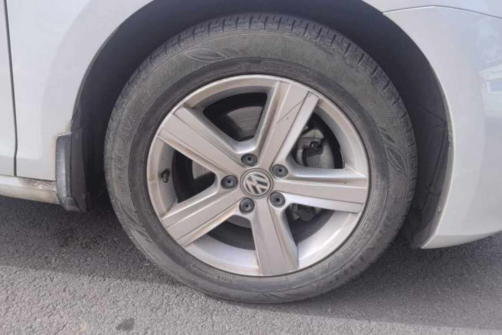 Used Volkswagen Golf 2017 1.6L Automatic Comfort Million-Vehicle Anniversary Edition Right Front Wheel Hub