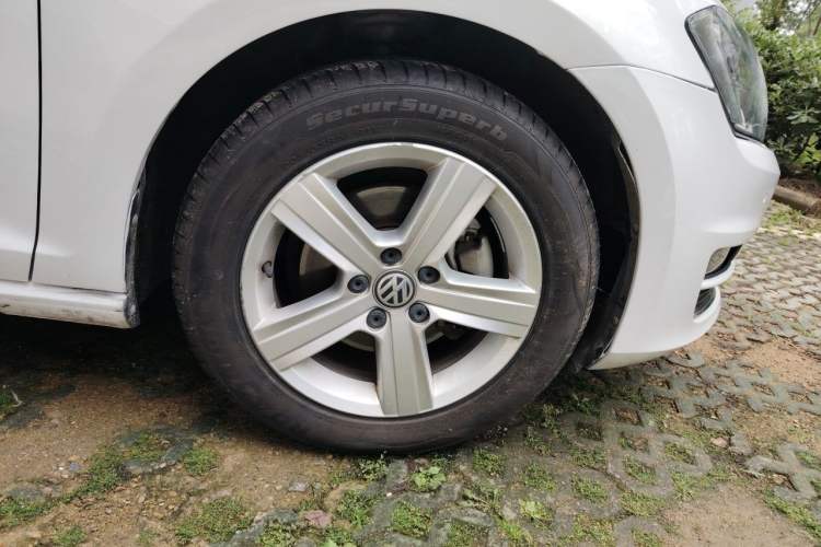 Used Volkswagen Golf 2017 1.6L Automatic Comfort Million-Vehicle Anniversary Edition Right Front Wheel Hub