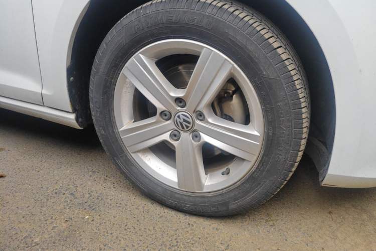 Used Volkswagen Golf 2017 230TSI Automatic Comfort Edition – Celebrating Milestone of One Million Units Right Front Wheel Hub