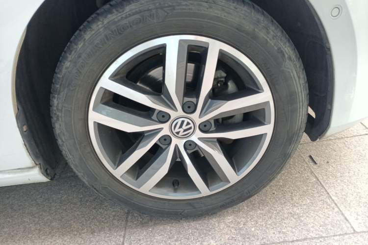 Used Volkswagen Golf 2017 230TSI Automatic Luxury Million-Vehicle Commemorative Edition Right Front Wheel Hub