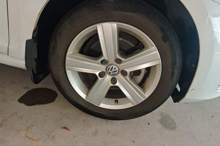 Used Volkswagen Golf 2017 1.6L Automatic Comfort Million-Vehicle Anniversary Edition Right Front Wheel Hub