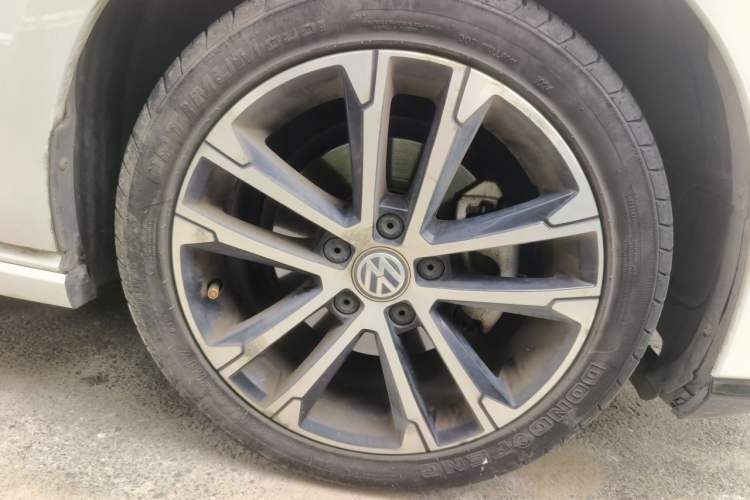 Used Volkswagen Golf 2017 280TSI Automatic R-Line Million-Vehicle Commemorative Edition Right Front Wheel Hub