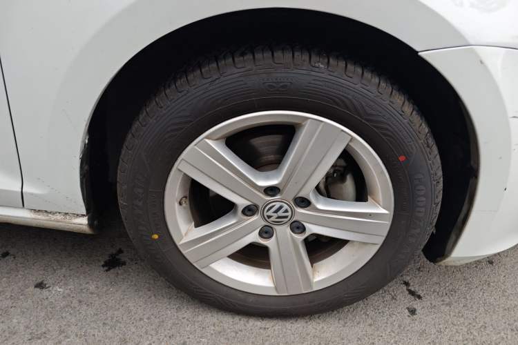 Used Volkswagen Golf 2017 230TSI Manual Comfort Edition – Celebrating Milestone of One Million Units Right Front Wheel Hub