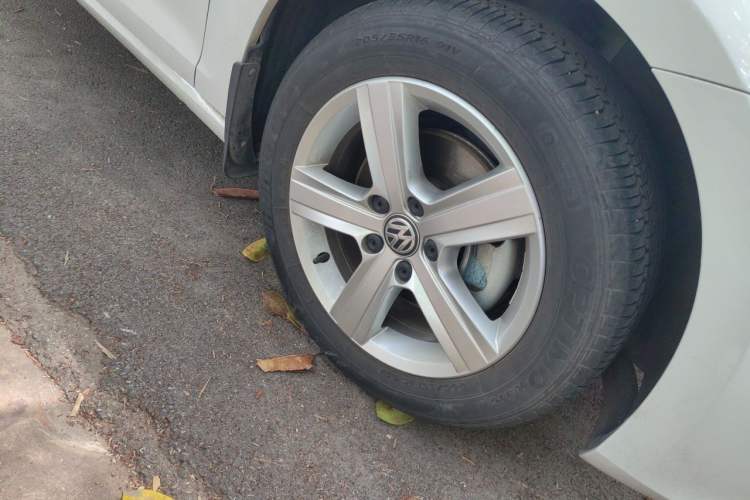 Used Volkswagen Golf 2017 230TSI Automatic Comfort Edition – Celebrating Milestone of One Million Units Right Front Wheel Hub