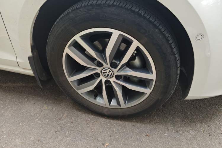 Used Volkswagen Golf 2017 230TSI Automatic Luxury Million-Vehicle Commemorative Edition Right Front Wheel Hub
