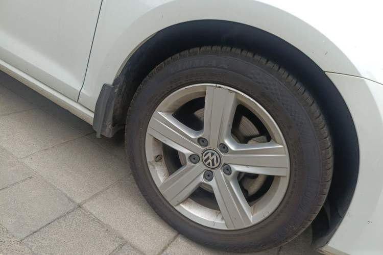 Used Volkswagen Golf 2017 1.6L Automatic Comfort Million-Vehicle Anniversary Edition Right Front Wheel Hub
