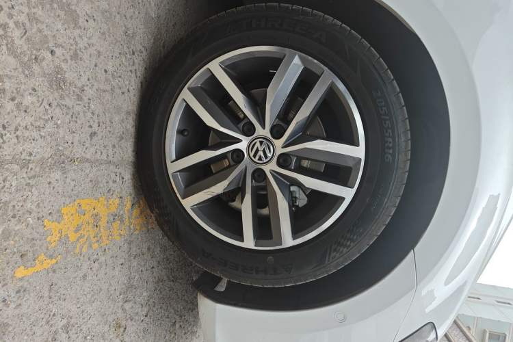 Used Volkswagen Golf 2017 230TSI Automatic Luxury Million-Vehicle Commemorative Edition Right Front Wheel Hub
