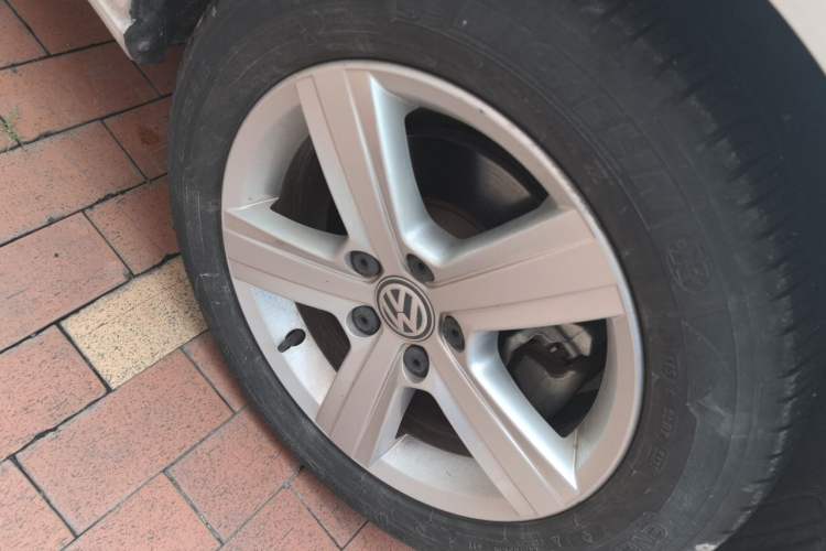 Used Volkswagen Golf 2017 230TSI Automatic Comfort Edition – Celebrating Milestone of One Million Units Right Front Wheel Hub