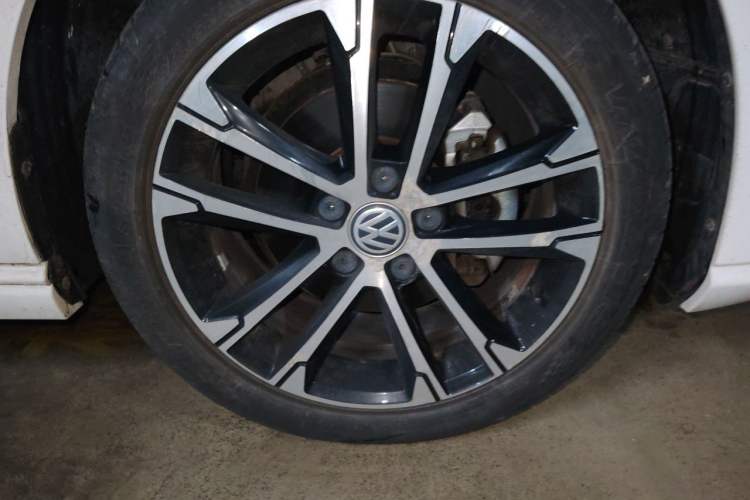 Used Volkswagen Golf 2017 280TSI Automatic R-Line Million-Vehicle Commemorative Edition Right Front Wheel Hub