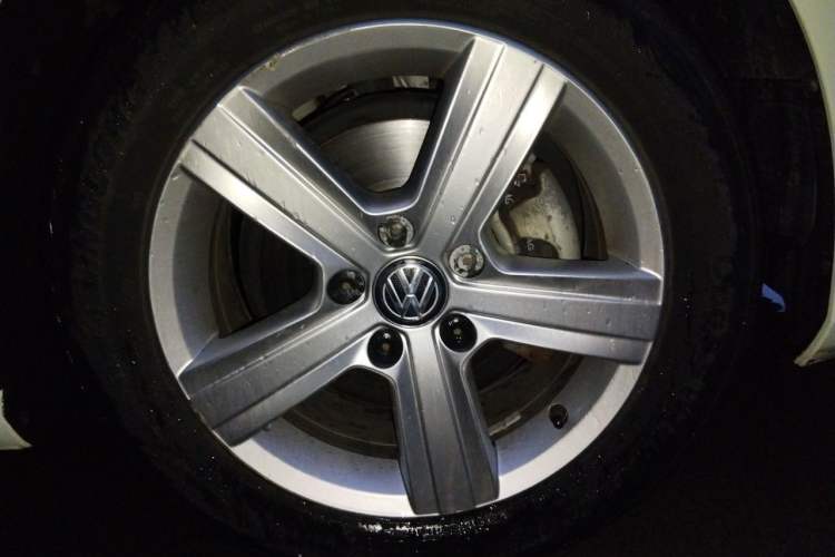 Used Volkswagen Golf 2017 230TSI Automatic Comfort Edition – Celebrating Milestone of One Million Units Right Front Wheel Hub