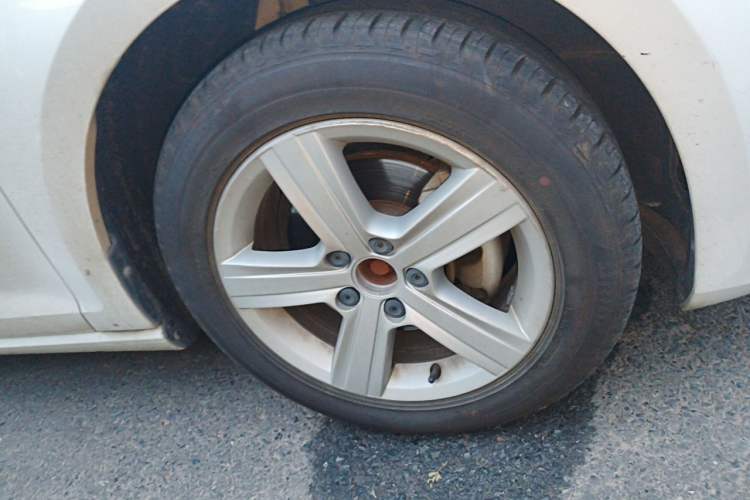 Used Volkswagen Golf 2017 1.6L Automatic Comfort Million-Vehicle Anniversary Edition Right Front Wheel Hub