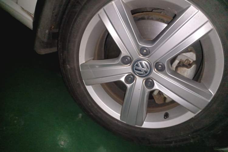 Used Volkswagen Golf 2017 230TSI Automatic Comfort Edition – Celebrating Milestone of One Million Units Right Front Wheel Hub