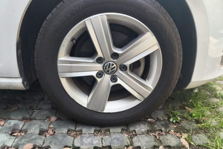 Used Volkswagen Golf 2017 230TSI Automatic Comfort Edition – Celebrating Milestone of One Million Units Right Front Wheel Hub
