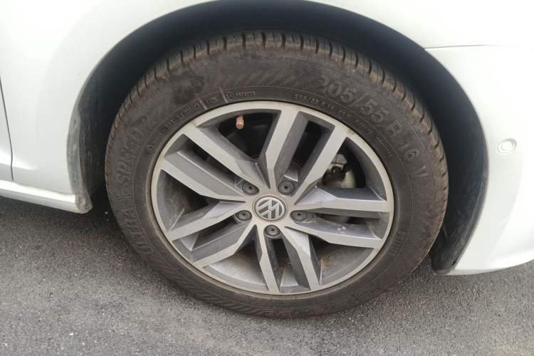 Used Volkswagen Golf 2017 230TSI Automatic Luxury Million-Vehicle Commemorative Edition Right Front Wheel Hub