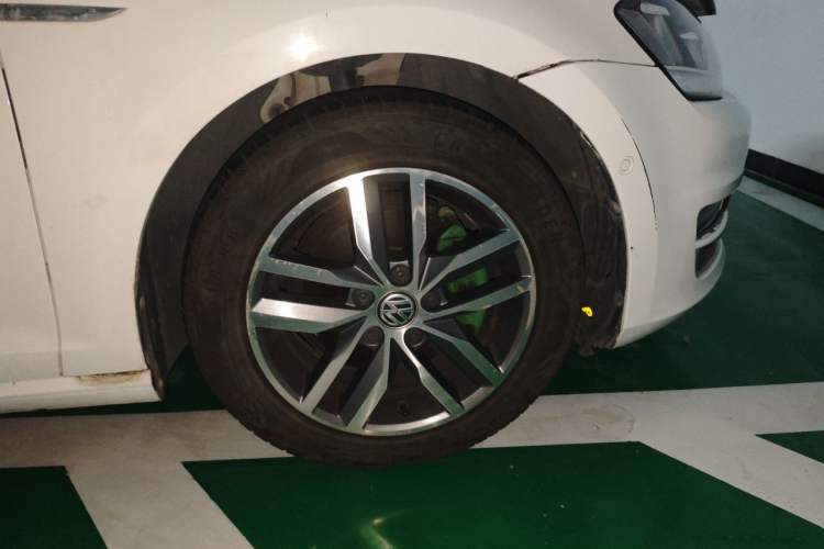 Used Volkswagen Golf 2017 230TSI Automatic Luxury Million-Vehicle Commemorative Edition Right Front Wheel Hub