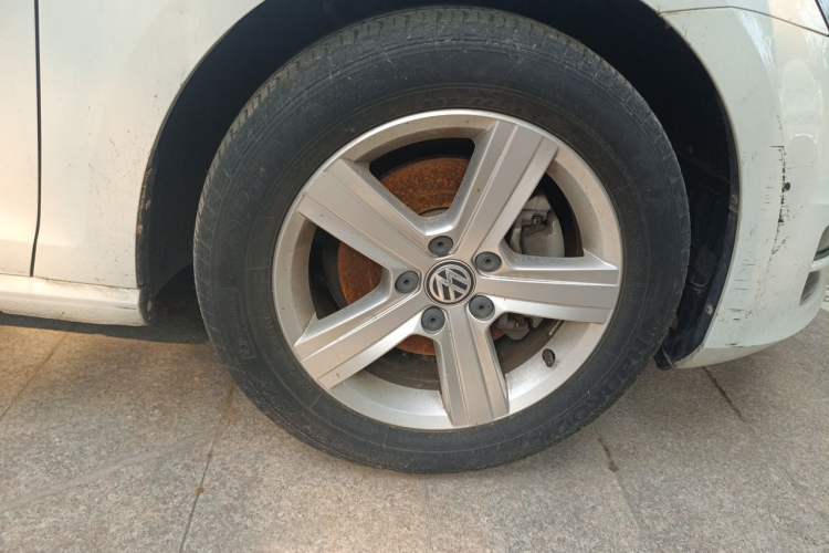 Used Volkswagen Golf 2017 1.6L Automatic Comfort Million-Vehicle Anniversary Edition Right Front Wheel Hub