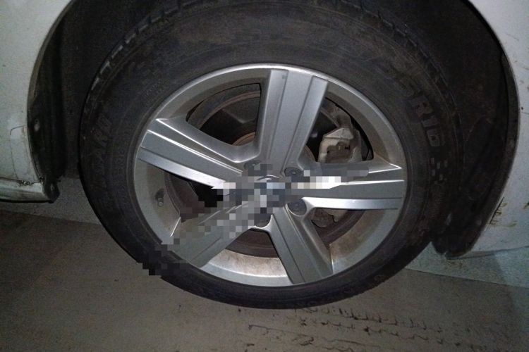 Used Volkswagen Golf 2017 1.6L Automatic Comfort Million-Vehicle Anniversary Edition Right Front Wheel Hub