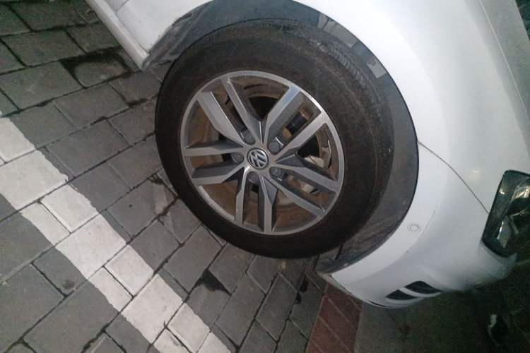 Used Volkswagen Golf 2017 230TSI Automatic Luxury Million-Vehicle Commemorative Edition Right Front Wheel Hub