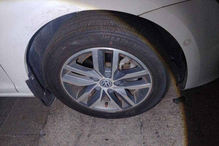 Used Volkswagen Golf 2017 230TSI Automatic Luxury Million-Vehicle Commemorative Edition Right Front Wheel Hub