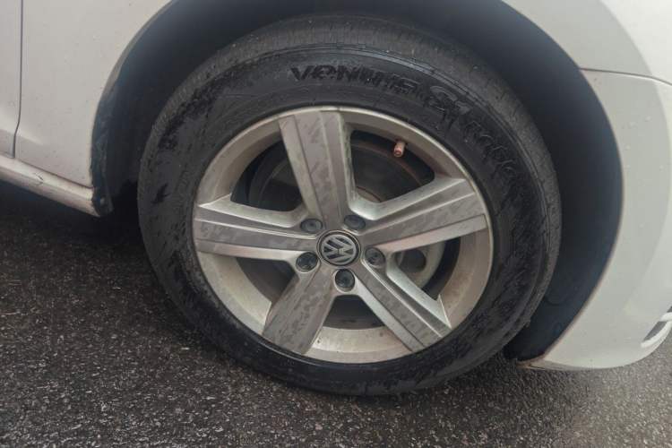 Used Volkswagen Golf 2017 1.6L Automatic Comfort Million-Vehicle Anniversary Edition Right Front Wheel Hub