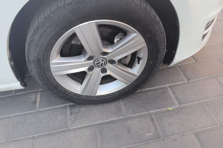 Used Volkswagen Golf 2017 1.6L Automatic Comfort Million-Vehicle Anniversary Edition Right Front Wheel Hub