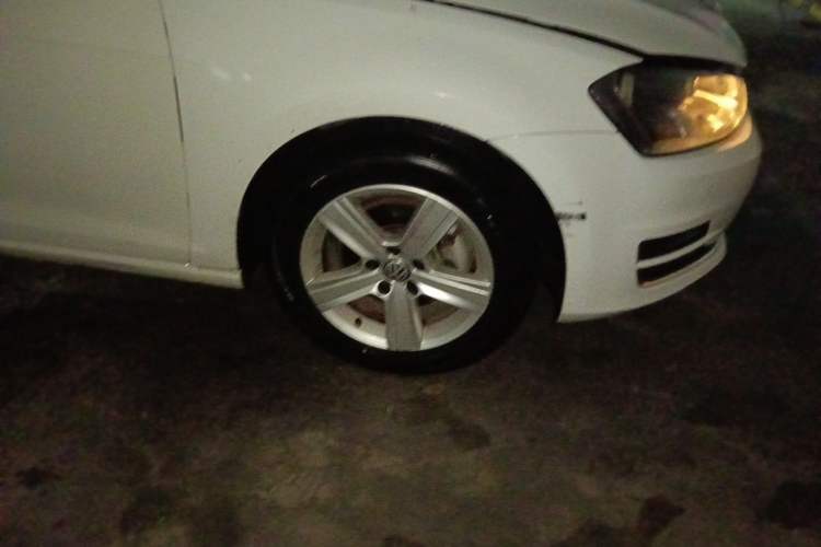 Used Volkswagen Golf 2017 1.6L Automatic Comfort Million-Vehicle Anniversary Edition Right Front Wheel Hub