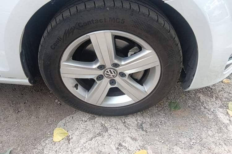 Used Volkswagen Golf 2017 230TSI Automatic Comfort Edition – Celebrating Milestone of One Million Units Right Front Wheel Hub