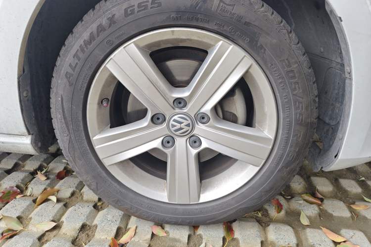 Used Volkswagen Golf 2017 1.6L Automatic Comfort Million-Vehicle Anniversary Edition Right Front Wheel Hub