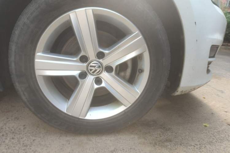 Used Volkswagen Golf 2017 230TSI Automatic Comfort Edition – Celebrating Milestone of One Million Units Right Front Wheel Hub