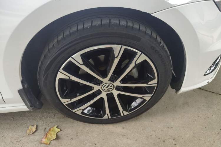 Used Volkswagen Golf 2017 280TSI Automatic R-Line Million-Vehicle Commemorative Edition Right Front Wheel Hub