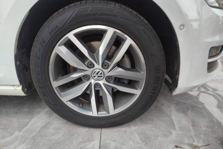 Used Volkswagen Golf 2017 230TSI Automatic Luxury Million-Vehicle Commemorative Edition Right Front Wheel Hub