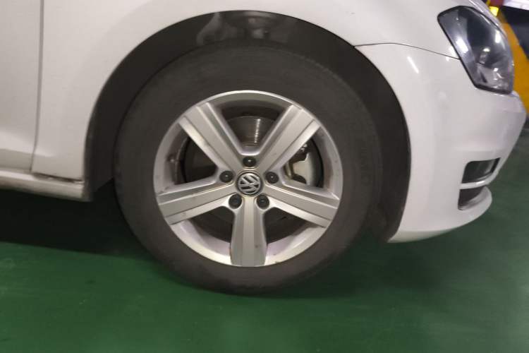 Used Volkswagen Golf 2017 230TSI Automatic Comfort Edition – Celebrating Milestone of One Million Units Right Front Wheel Hub