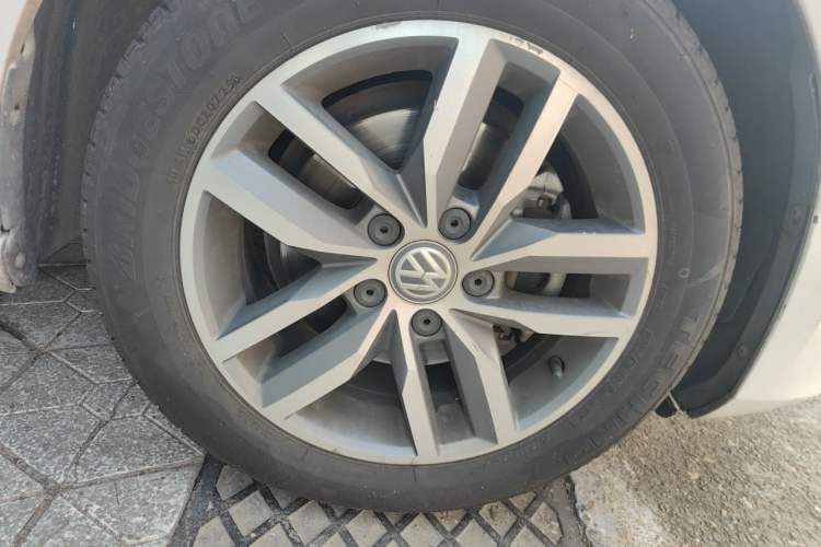 Used Volkswagen Golf 2017 230TSI Automatic Luxury Million-Vehicle Commemorative Edition Right Front Wheel Hub