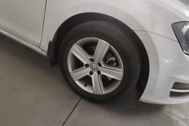 Used Volkswagen Golf 2017 1.6L Automatic Comfort Million-Vehicle Anniversary Edition Right Front Wheel Hub