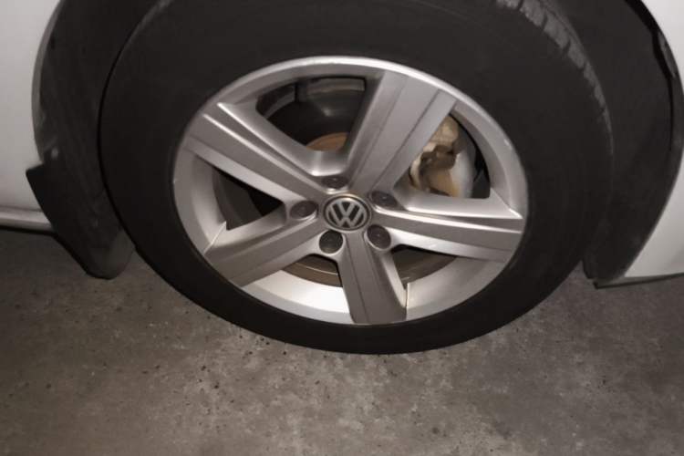 Used Volkswagen Golf 2017 230TSI Automatic Comfort Edition – Celebrating Milestone of One Million Units Right Front Wheel Hub