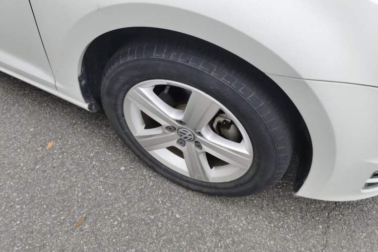 Used Volkswagen Golf 2017 1.6L Automatic Comfort Million-Vehicle Anniversary Edition Right Front Wheel Hub